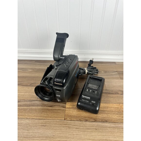 Panasonic Palmcorder IQ VHS-C Camcorder PV-IQ305D Video Camera W/ Charger - Picture 1 of 9